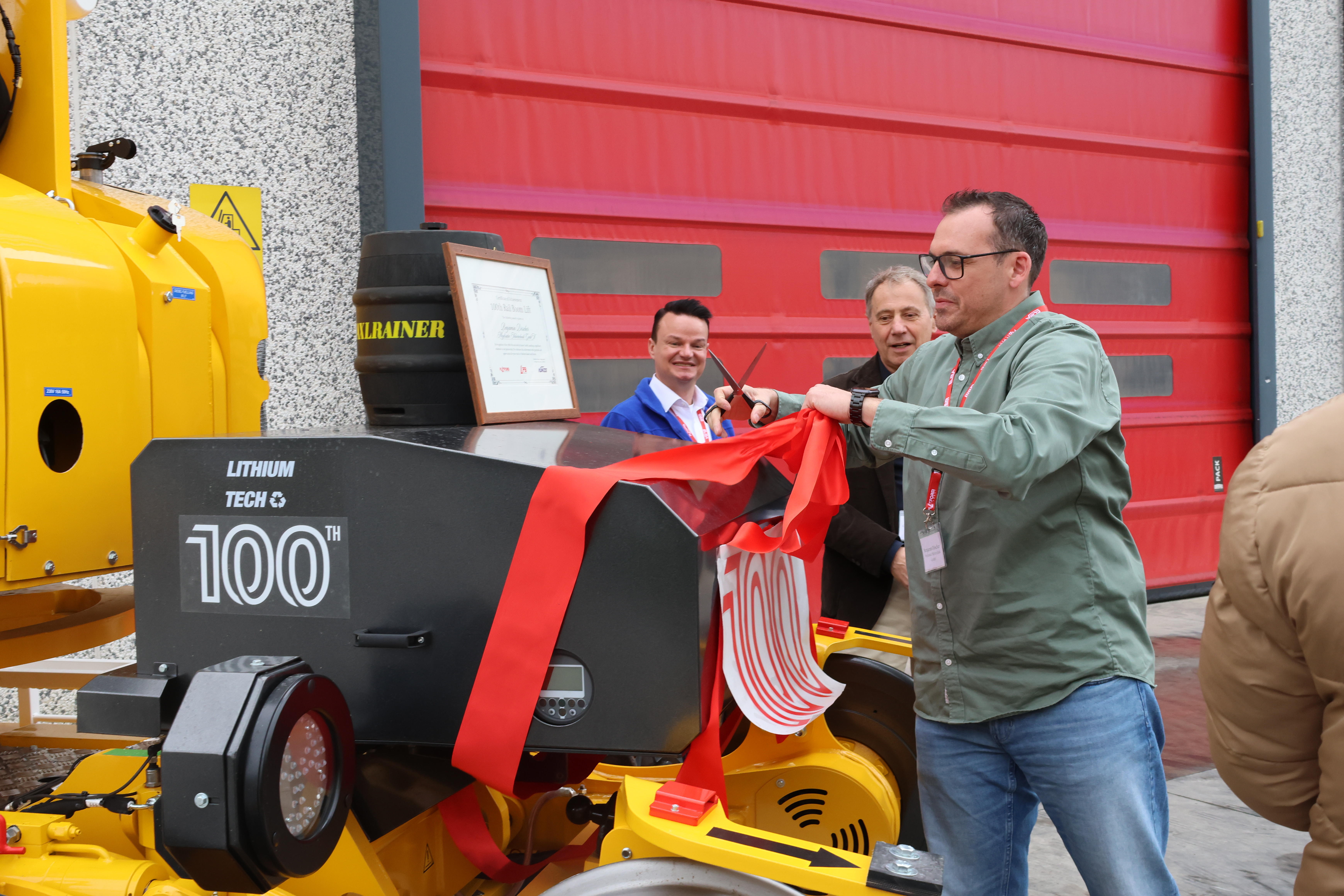 Feierliche Übergabe der 100.Railroad-Arbeitsbühne in Italien